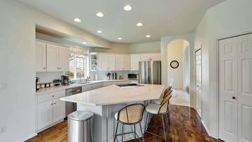 Réfrigérateur, four à micro-ondes, un four, surface de cuisson