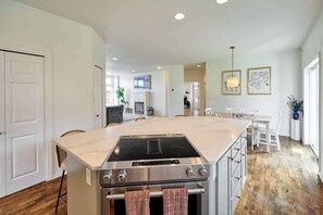 Interior - Villa w Hot Tub Firepit Game Room and EV Charger! (McMinnville)