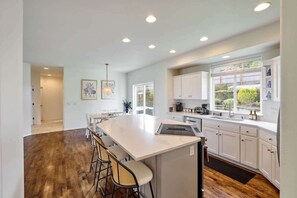 Fridge, microwave, oven, stovetop - Villa w Hot Tub Firepit Game Room and EV Charger! (McMinnville)
