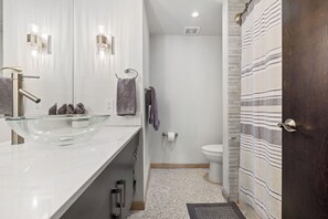 Douche, sèche-cheveux, serviettes fournies, savon