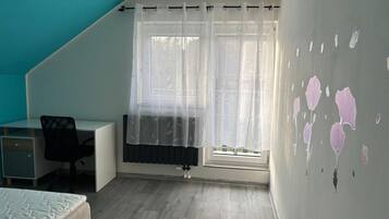 3 Schlafzimmer, Schreibtisch, Bügeleisen/Bügelbrett, WLAN