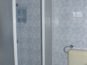 Douche, sèche-cheveux, serviettes fournies