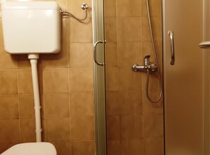 Douche, sèche-cheveux, serviettes fournies