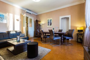 TV - Charming Apartment in Zadar with City Views - Three Bedroom Apartment (Zadar)