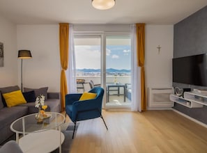 TV - Zadar Urban Seaside Apartment (Zadar)