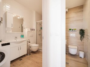 Dusche, Haartrockner, Handtücher