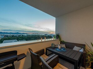 Outdoor dining - Zadar Urban Seaside Apartment (Zadar)