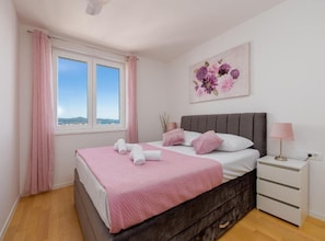 2 slaapkamers, een strijkplank/strijkijzer, reisbedje, internet