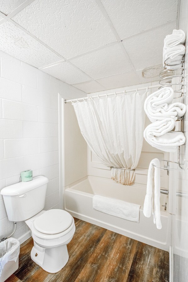 Chambre, 2 grands lits, non-fumeur | Salle de bain