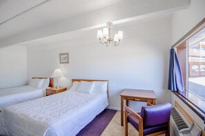 Habitació, 2 llits de matrimoni, no fumadors | Escriptori, planxa i posts de planxar, wifi gratuïta i roba de llit