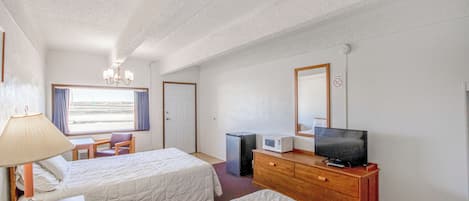 Kamer, 2 queensize bedden, niet-roken | Een bureau, een strijkplank/strijkijzer, gratis wifi, beddengoed