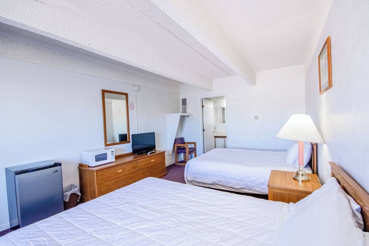 Room, 2 Katil Ratu (Queen), Non Smoking | 1 bilik tidur, meja, seterika/papan seterika, Wi-fi percuma