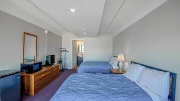 Kamer, 2 tweepersoonsbedden, roken | Een bureau, een strijkplank/strijkijzer, gratis wifi, beddengoed