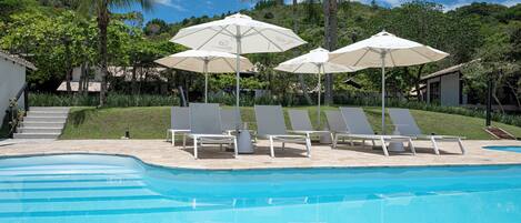 2 piscines extérieures, parasols de plage, chaises longues