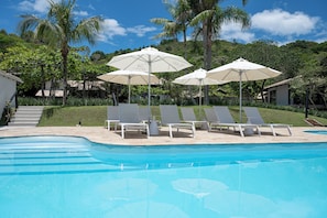 2 ulkouima-allasta, aurinkovarjoja, aurinkotuoleja