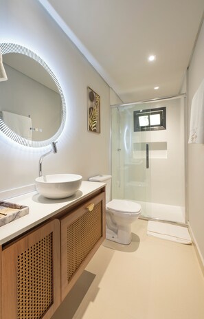 chale 10 | Bathroom | Shower, towels, soap, toilet paper - SUNSET PORTO BELO locaçoes (Porto Belo)