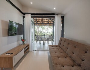 Refrigerador con freezer, microondas, placa de cocina