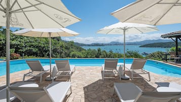 2 piscinas externas, guarda-sóis, espreguiçadeiras