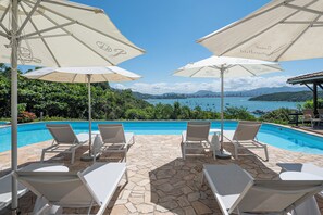 2 piscinas al aire libre, sombrillas, sillones reclinables de piscina