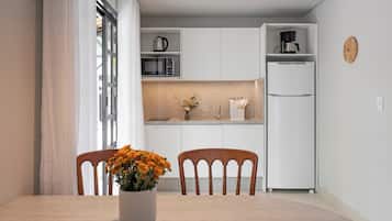 chale 08 | Privékeuken | Een koelkast/vriezer, een magnetron, een kookplaat