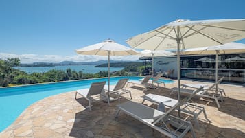 2 piscinas externas, guarda-sóis, espreguiçadeiras