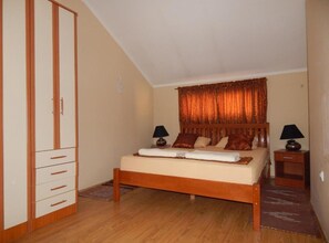 1 bedroom, iron/ironing board, internet, bed sheets