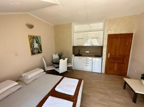 1 habitación, tabla de planchar con plancha, internet y ropa de cama 