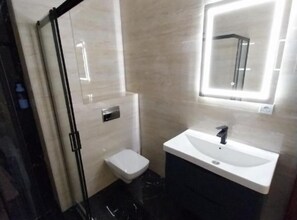 Dusche, Haartrockner, Handtücher