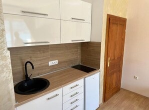 Køleskab, ovn, kogeplade, køkkentøj/tallerkener/redskaber
