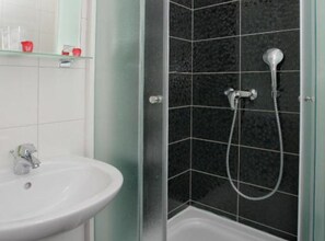 Een douche, een haardroger, handdoeken