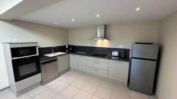 Køleskab, mikrobølgeovn, ovn, kogeplade