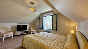 3 bedrooms, iron/ironing board, travel cot, WiFi