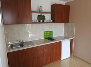 Kühlschrank, Herdplatte, Kochgeschirr/Geschirr/Besteck