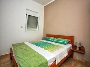 6 bedrooms, iron/ironing board, internet, bed sheets