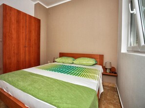 6 bedrooms, iron/ironing board, internet, bed sheets