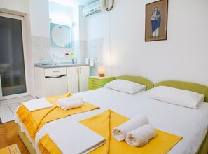 Iron/ironing board, internet, bed sheets
