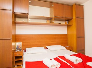 Fer et planche Ă repasser, accĂšs Ă Internet, literie fournie