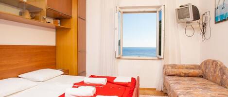 Tabla de planchar con plancha, internet y ropa de cama