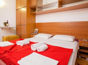 Iron/ironing board, internet, bed sheets