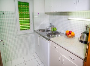 Kühlschrank, Herdplatte, Geschirrspüler, Kochgeschirr/Geschirr/Besteck