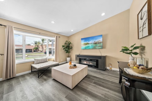 Resort-Style / Pool, Pool Table & Central Spot