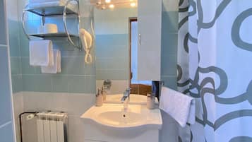 Een douche, een haardroger, handdoeken