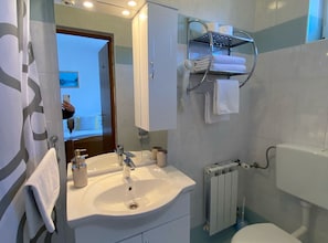 Suihku, hiustenkuivaaja, pyyhkeet