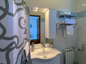 Shower, hair dryer, towels - Rooms M&N Zafran - Standard Twin 1 (Rakovica)