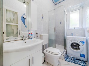 Douche, sèche-cheveux, serviettes fournies