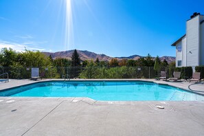 Pool - Lovely 2-bedroom condo in Chelan, close to town with mountain views (Chelan)