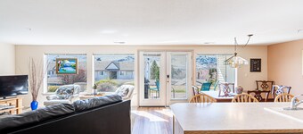 Lovely 2-bedroom condo in Chelan, close to town with mountain views