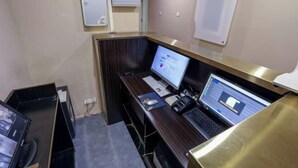 A modern office with two desks, computers, and a small screen. - 100 Inn (Shanghai Pudong Jinqiao) (Shanghai)