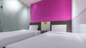 A hotel room with two single beds, a glass partition, and a bright pink accent wall. - 100 Inn (Shanghai Pudong Jinqiao) (Shanghai)