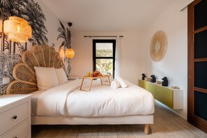 3 habitaciones, escritorio y tabla de planchar con plancha
